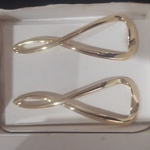 1991 vintage gold tone earrings sleekly modern